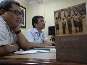 Ihsan Alief dan Martin L Sinaga dalam diskusi buku di Ciputat School