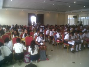 Para siswa/i SMP sekota Ambon mengikuti pelatihan menulis bersama Ahmad Gaus, 19  Nopember 2013