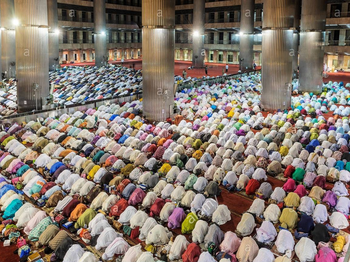 woman-praying-inside-istiqlal-mosque-jakarta-during-ramadan-month-M192FE