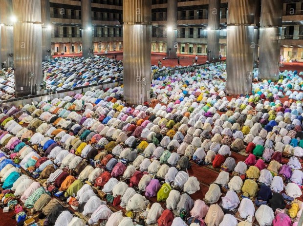 woman-praying-inside-istiqlal-mosque-jakarta-during-ramadan-month-M192FE