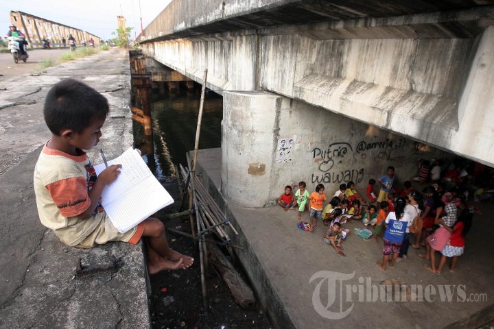 20140615_215958_sekolah-kolong-jembatan