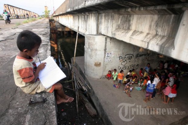 20140615_215958_sekolah-kolong-jembatan