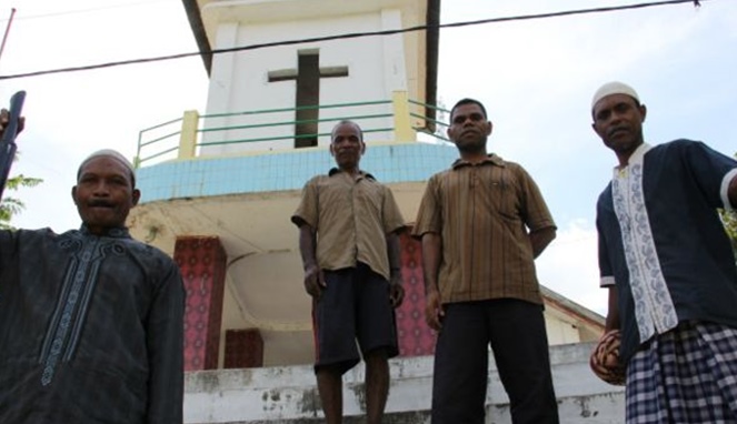 Para-jemaah-muslim-yang-turut-membantu-membangun-gereja